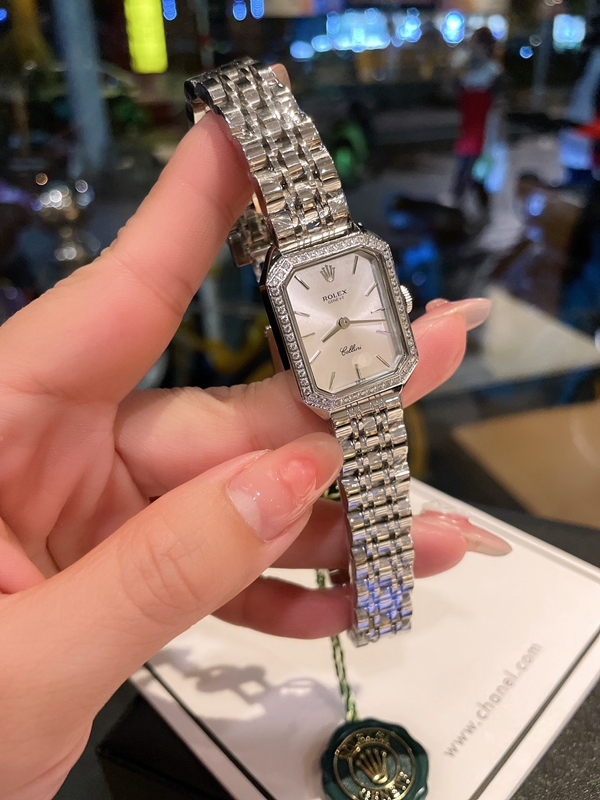 ブランド時計背面デザイン